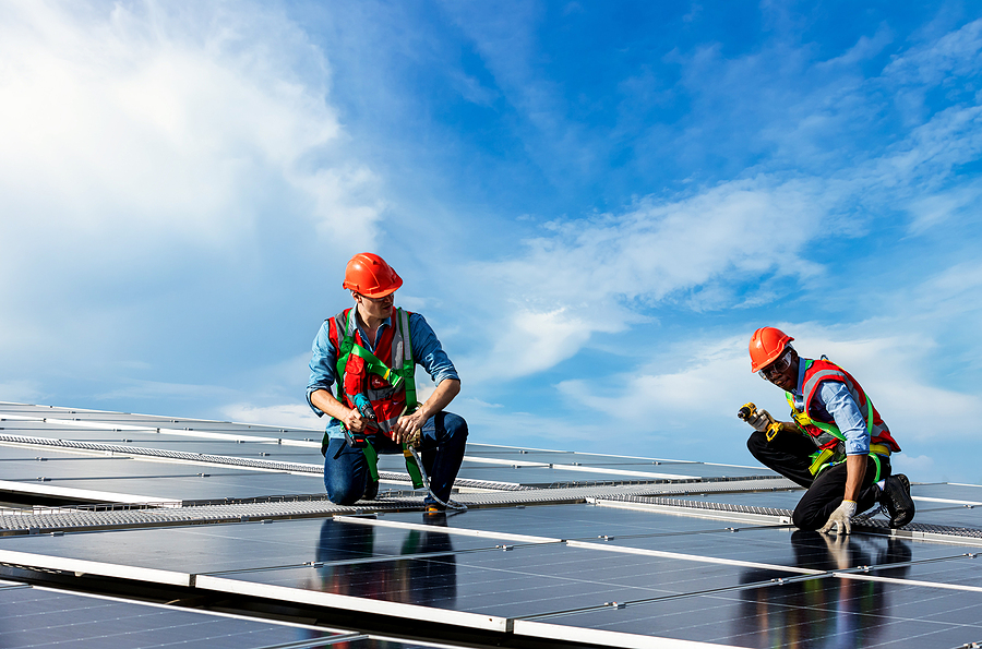 Arbeiter prüfen ob das Dach nach dem Winter noch sicher ist