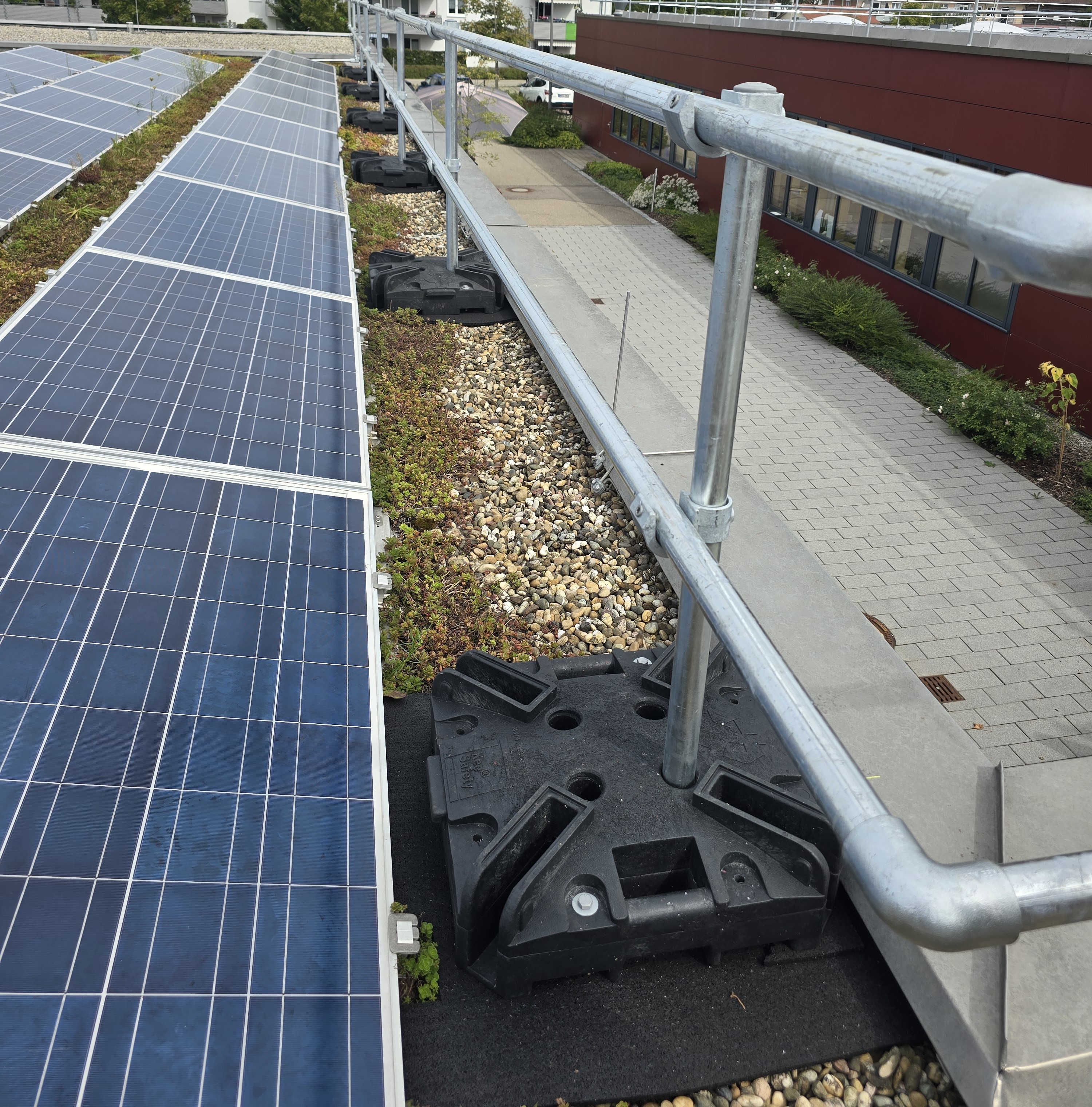 Kee Guard® Premium als Dachabsturzsicherung für ein Dach mit Photovoltaikanlage