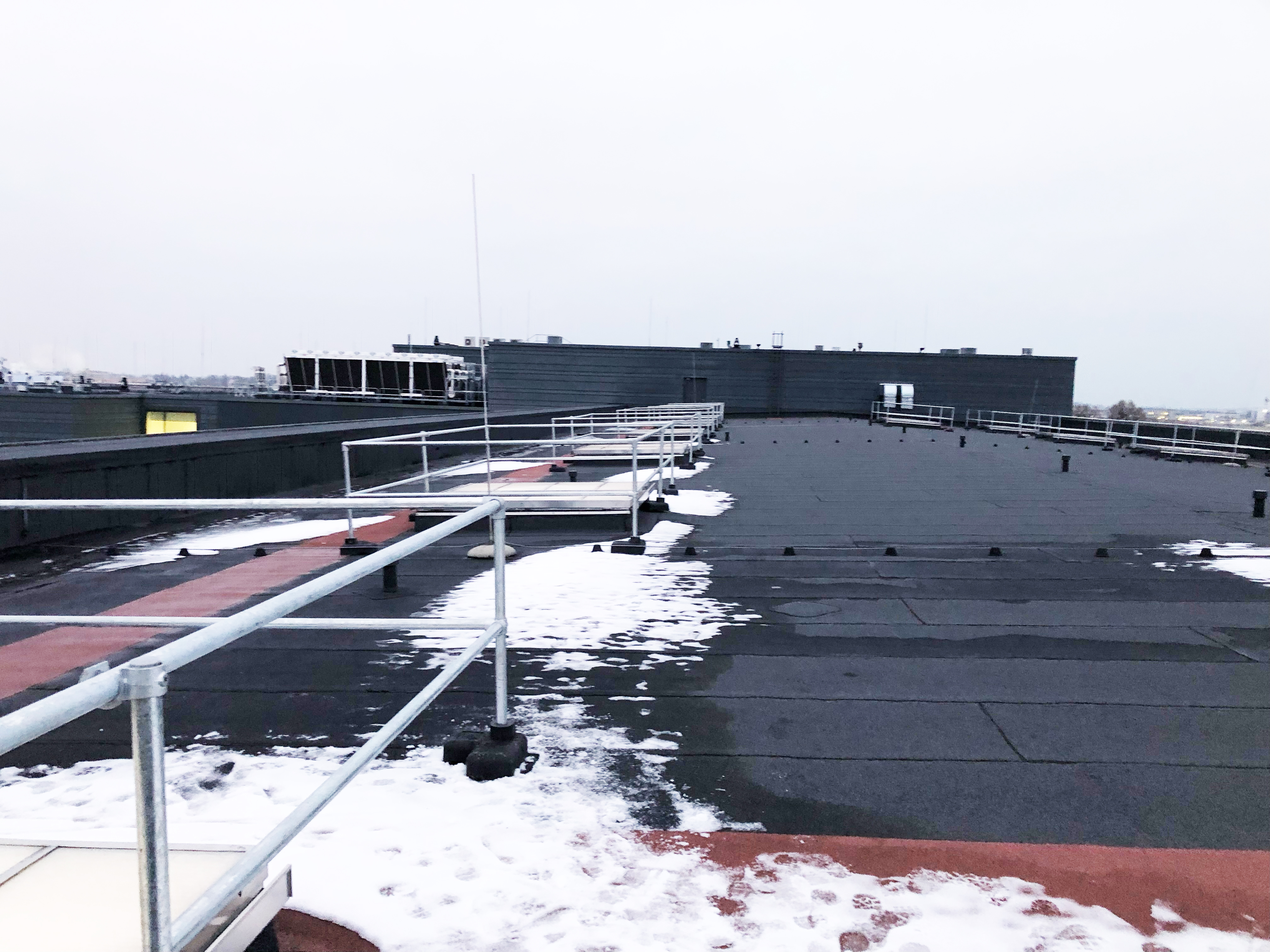 Bei Schnee auf dem Dach ist eine Absturzsicherung sehr wichtig