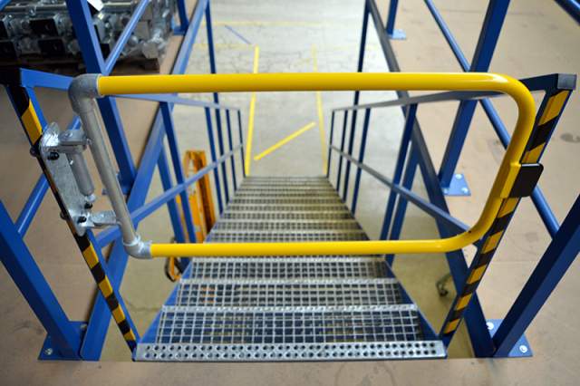 Selbstschliessende Durchgangssperre