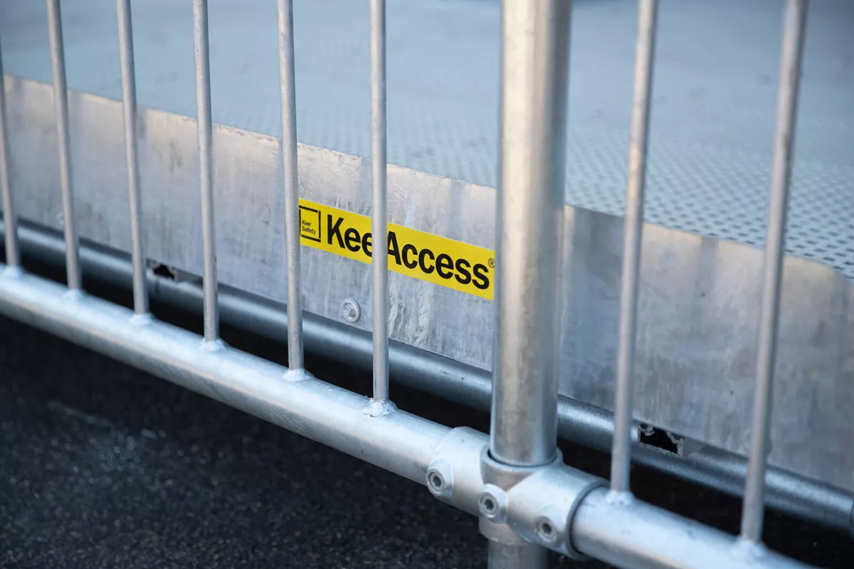 Barrierefreie Rampe für einen sicheren Zugang - Kee Safety GmbH